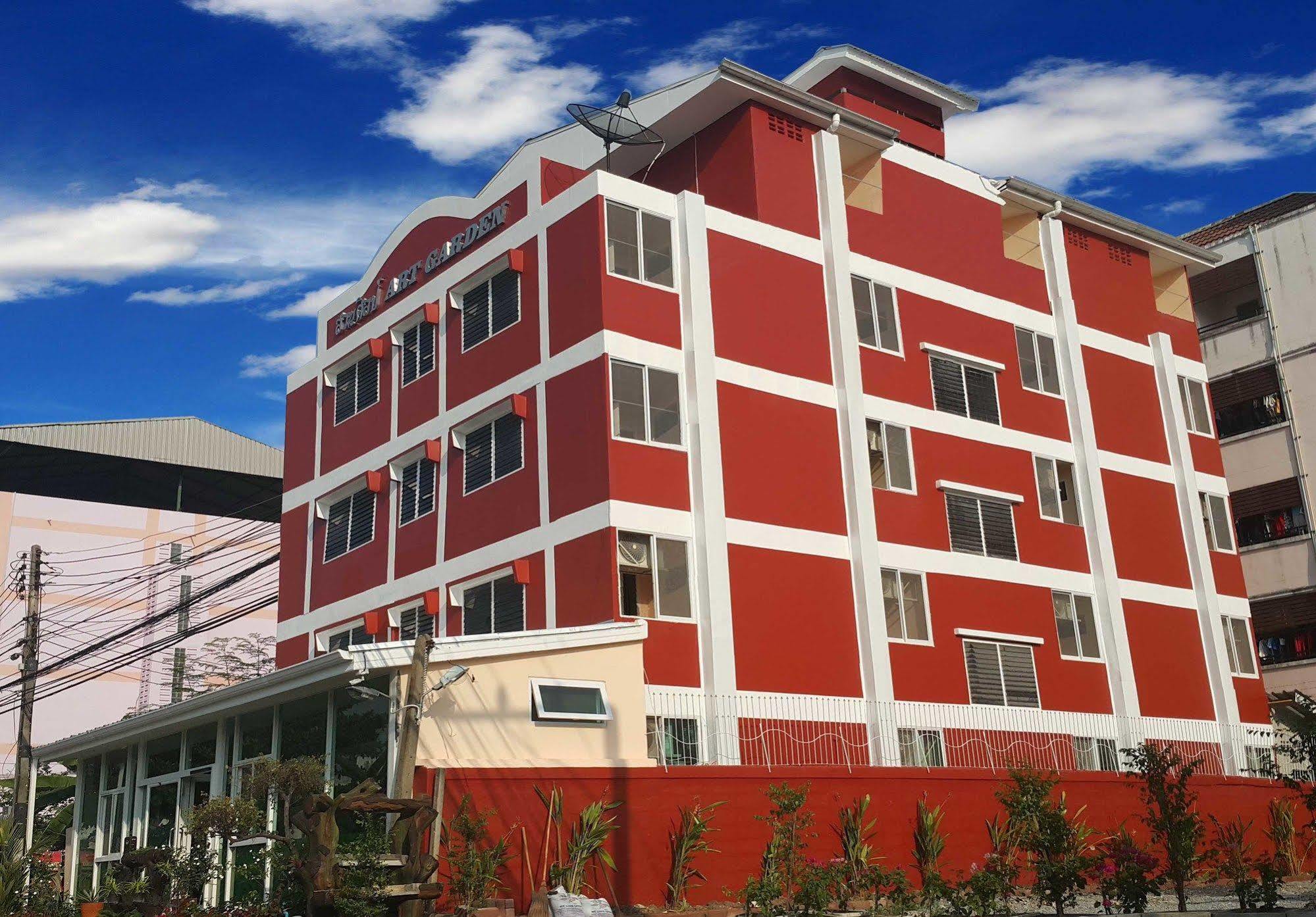 Aparthotel Suansin Art Garden Ban Lat Krachaeng Esterno foto