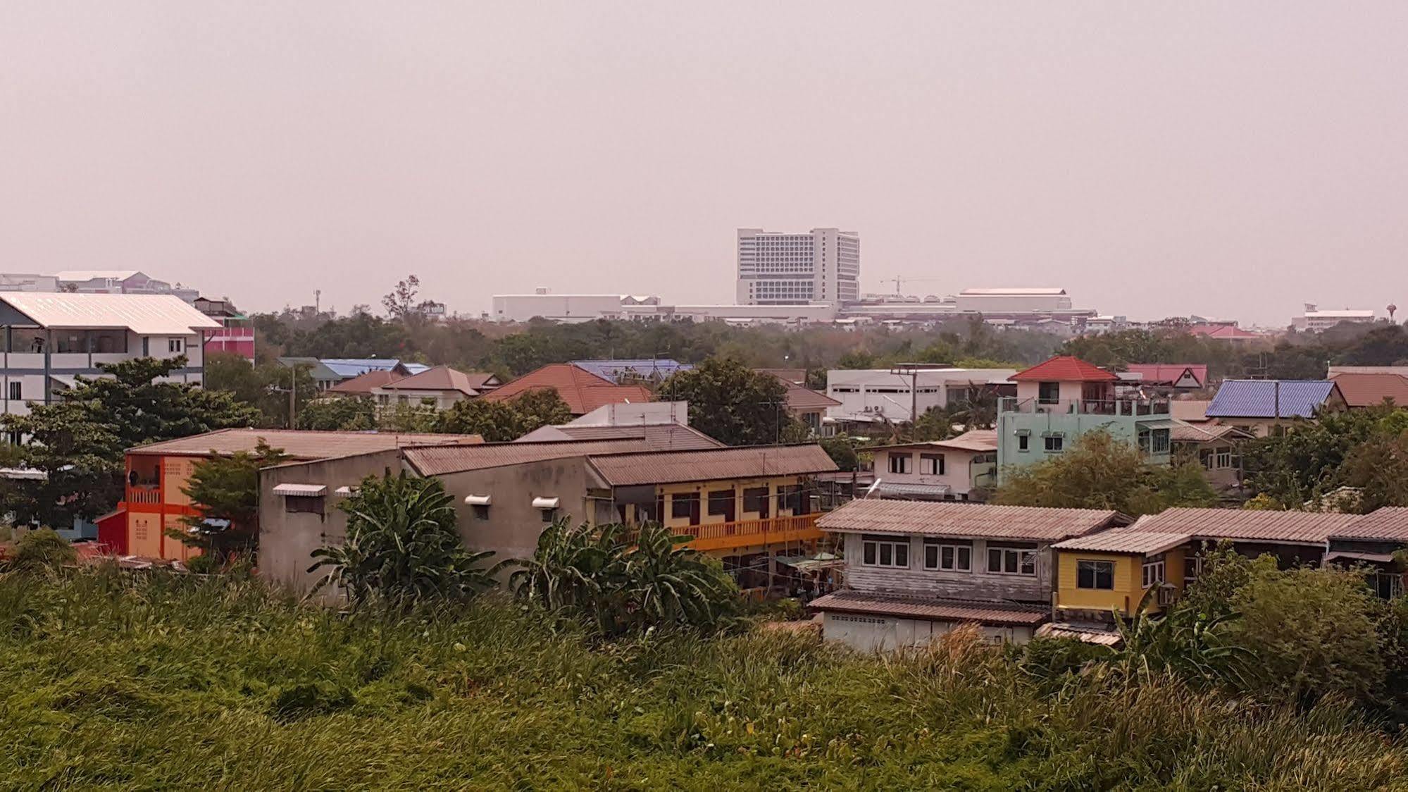 Aparthotel Suansin Art Garden Ban Lat Krachaeng Esterno foto