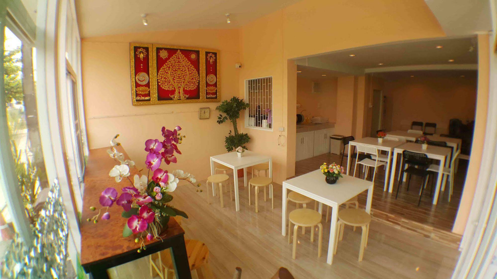 Aparthotel Suansin Art Garden Ban Lat Krachaeng Esterno foto