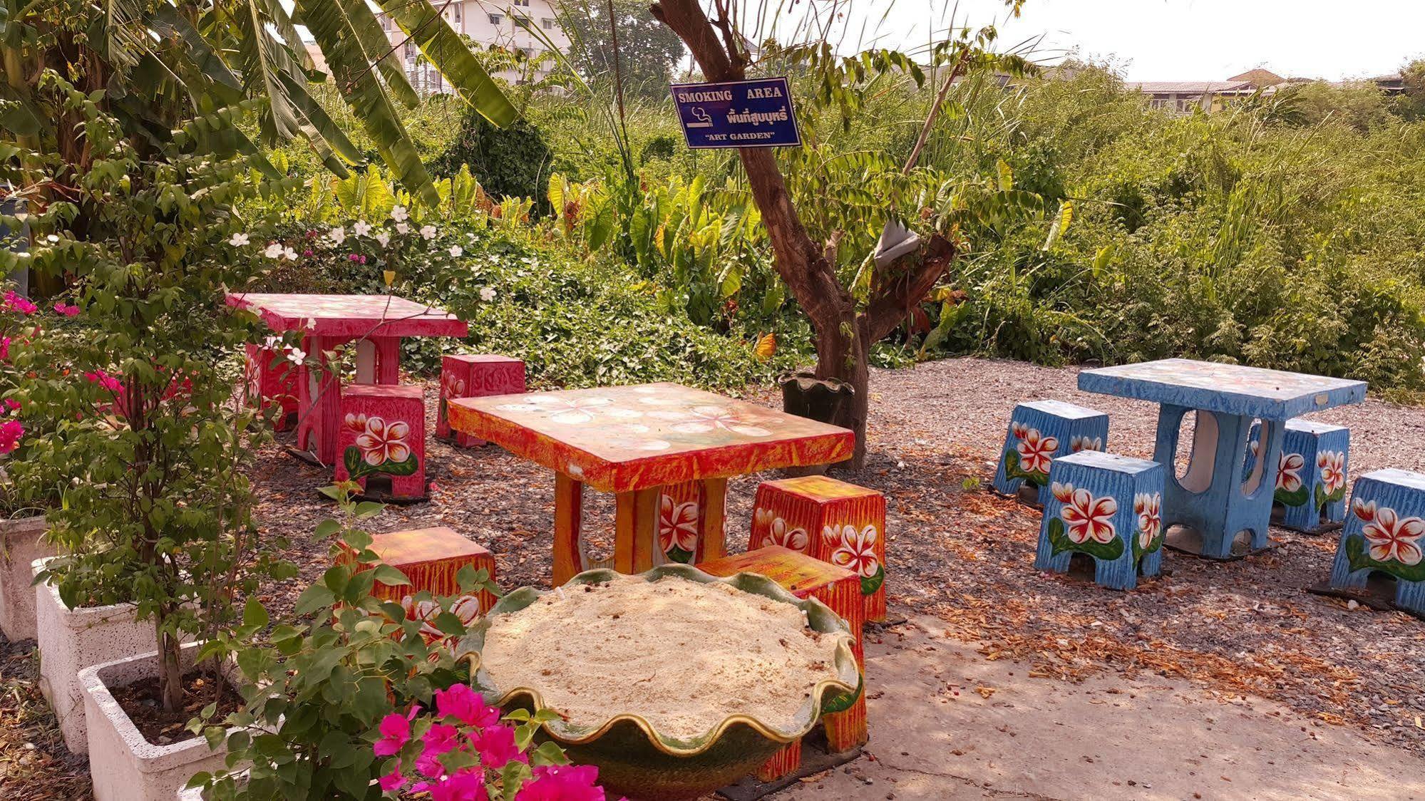 Aparthotel Suansin Art Garden Ban Lat Krachaeng Esterno foto