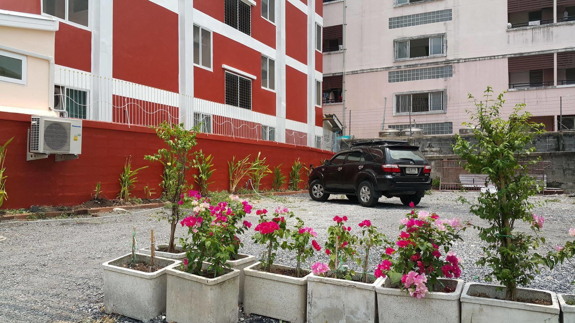 Aparthotel Suansin Art Garden Ban Lat Krachaeng Esterno foto